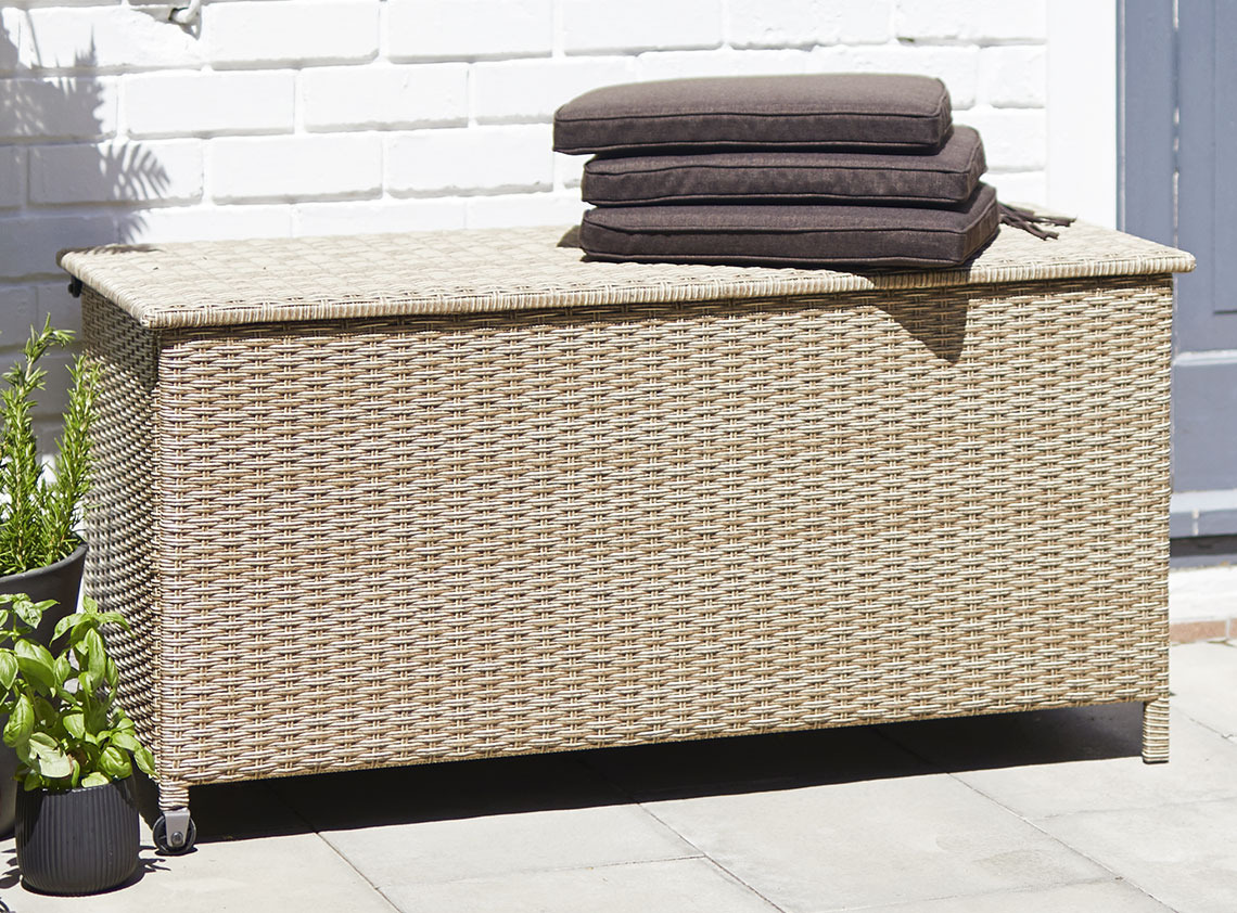 Kussenbox met handgreep en wieltjes op een zonnig terras