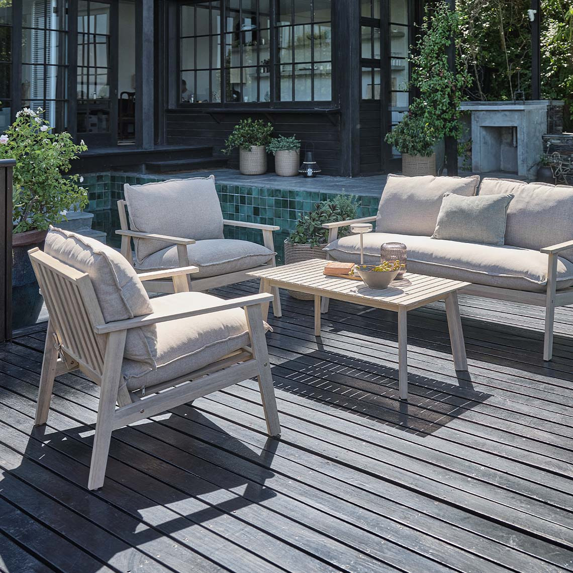 SYLTHOLM loungeset gemaakt van FSC®-gecertificeerd, massief acaciahout Loungeset met bank, twee fauteuils en een loungetafel, gemaakt van wit geolied massief acaciahout