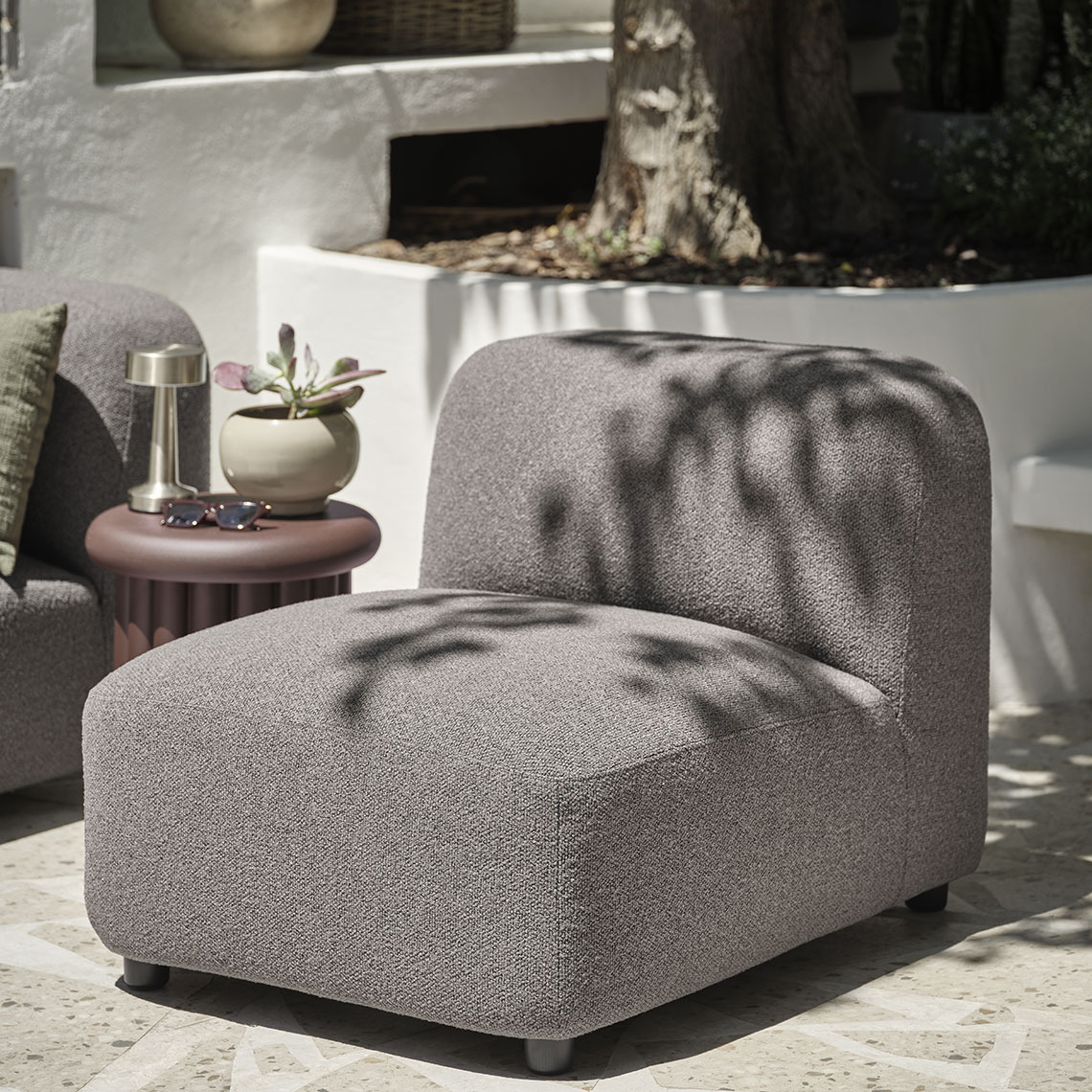 De TANE loungemodule kan als loungestoel worden gebruikt Loungemodule op een terras