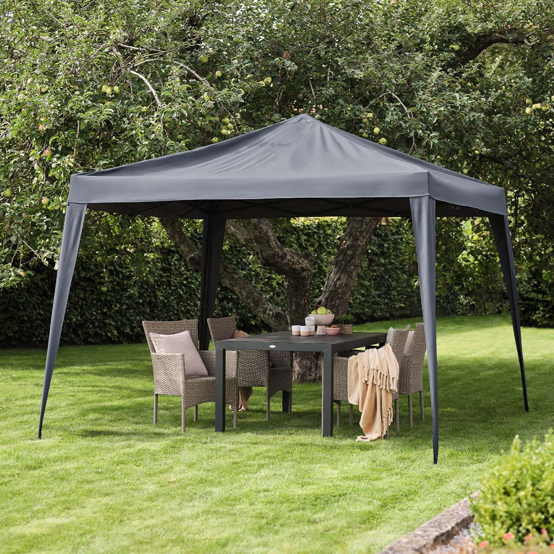 JERUP partytent Grijze partytent in een tuin