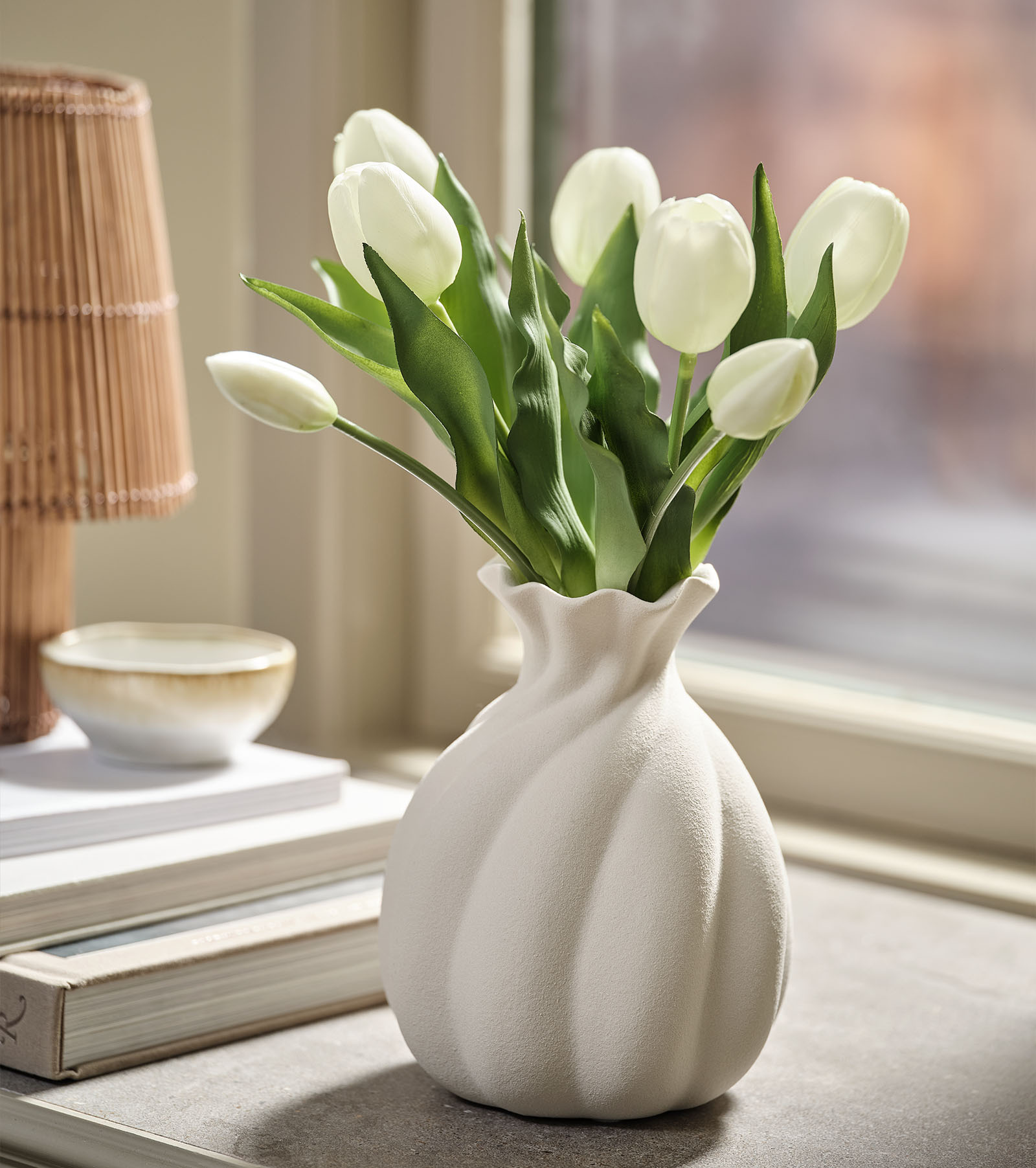 MIKKI kunst tulpen Kunstbloemenboeket in de vorm van witte tulpen met groene bladeren in een witte vaas
