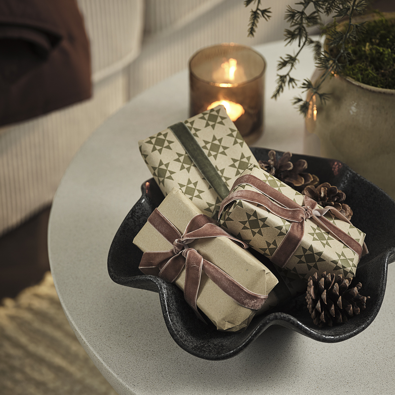 Kom gevuld met kerstcadeaus en dennenappels