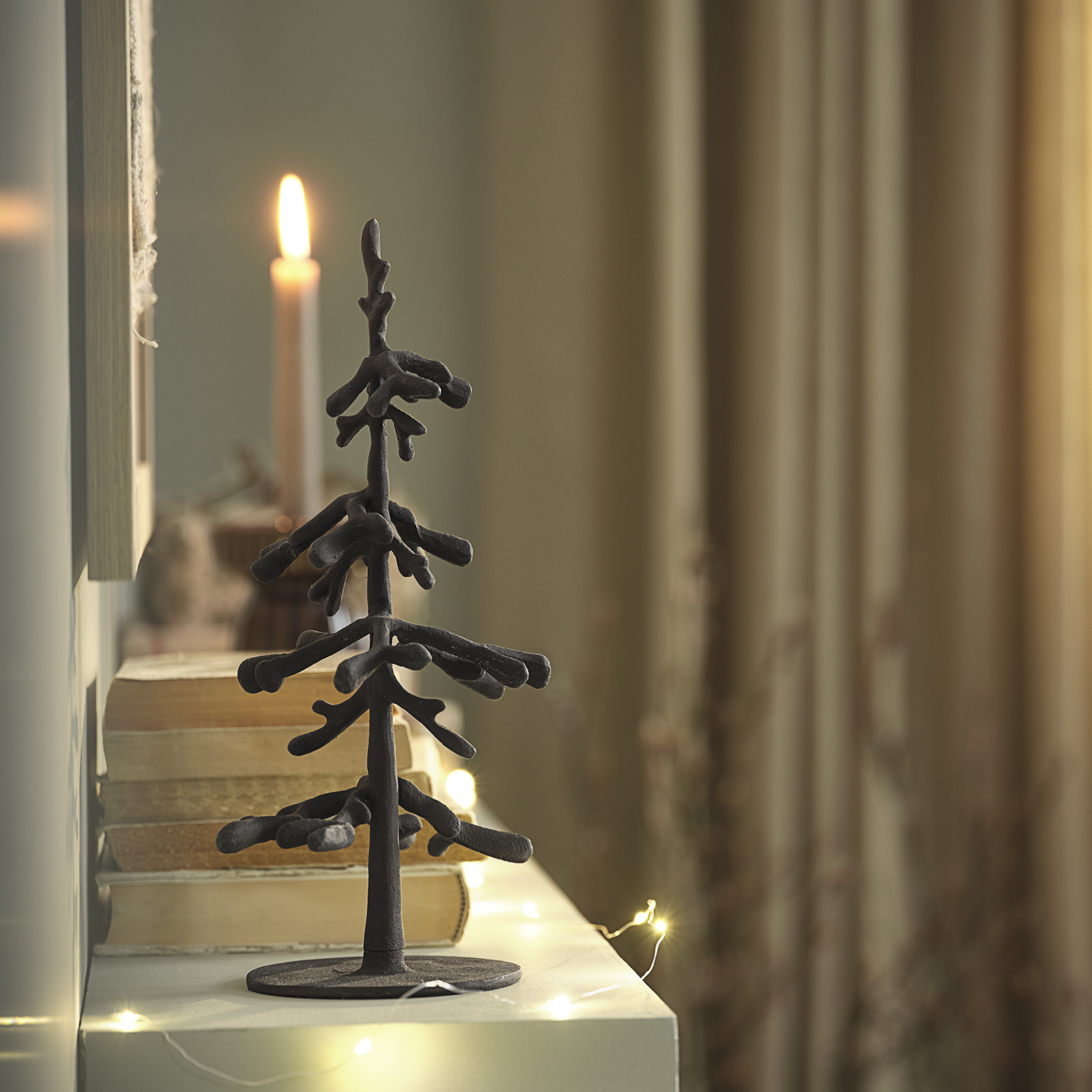 Decoratie boom op een schap