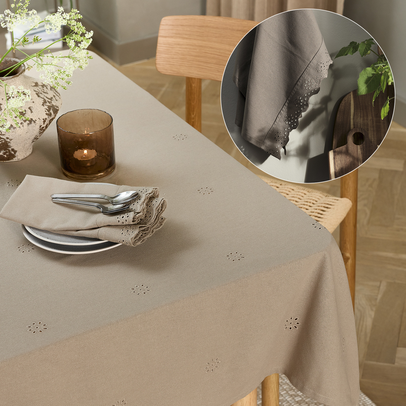 Tafel gedekt met tafelkleed, borden en stoffen servetten
