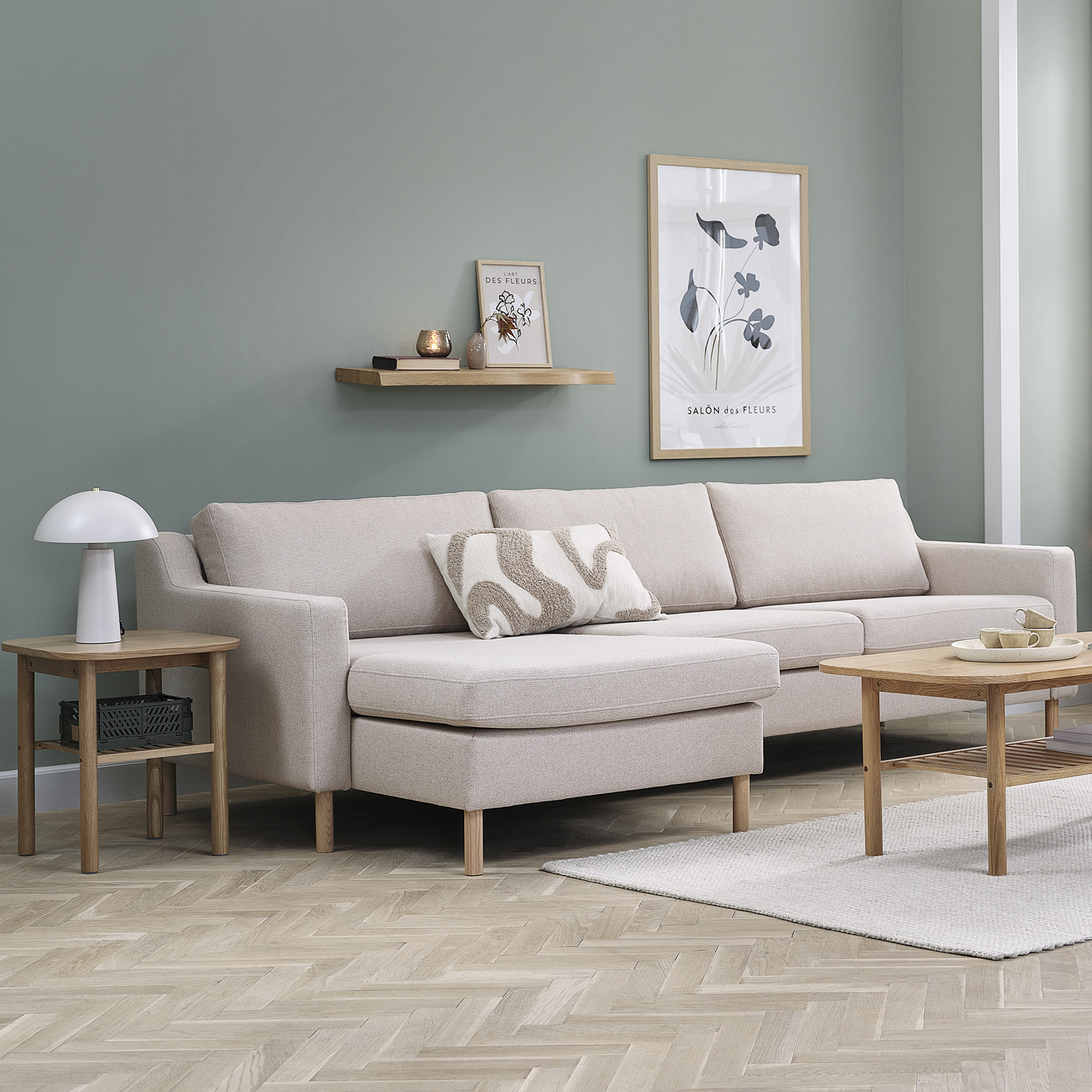 HELLERUP bank met chaise longue, LYNGVIG salontafel en bijzettafel Bank met chaise longue in woonkamer