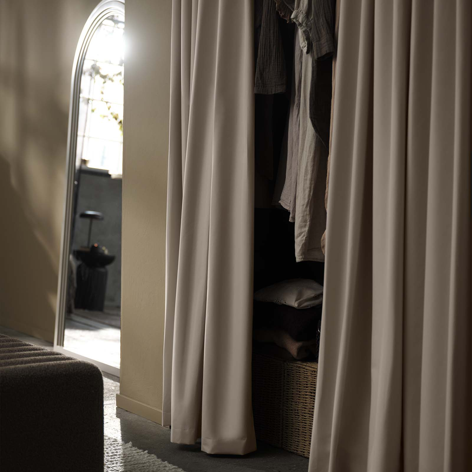 Beige verduisteringsgordijn gebruikt als decoratie voor kledingkast in slaapkamer
