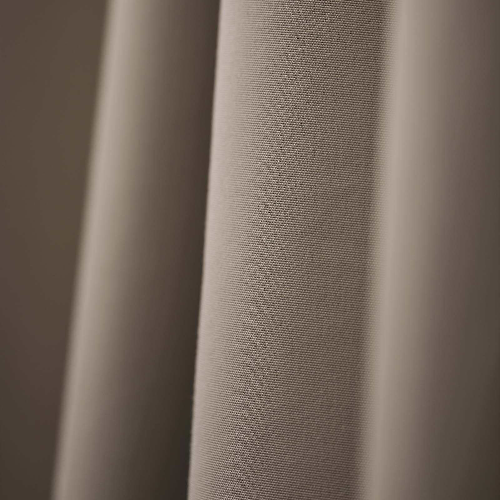 Close-up van stijlvol, beige verduisterend gordijn