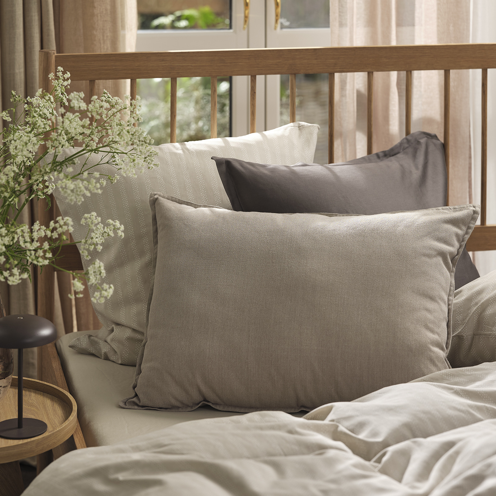 Bed met rugkussen