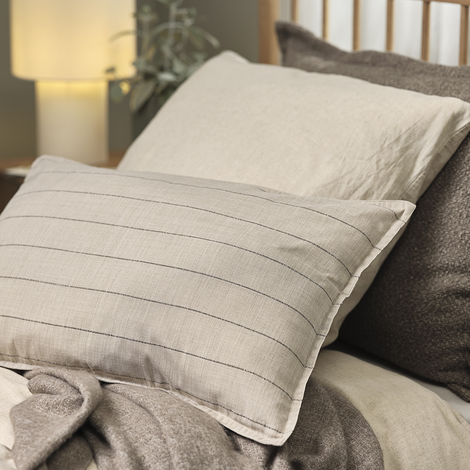 Bed met twee sierkussens