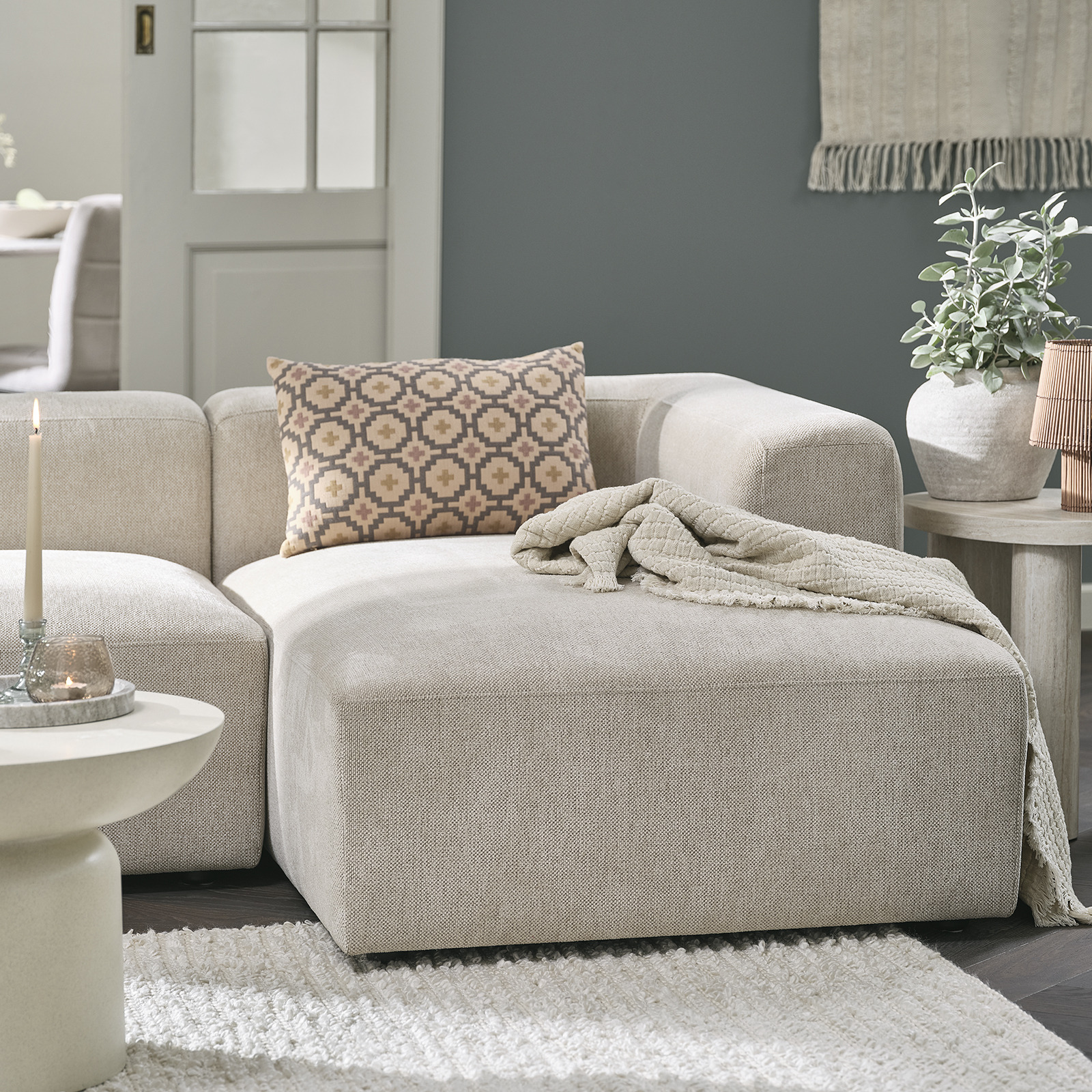 SKEJBY modulaire bank in beige Bank met een chaise longue in de woonkamer