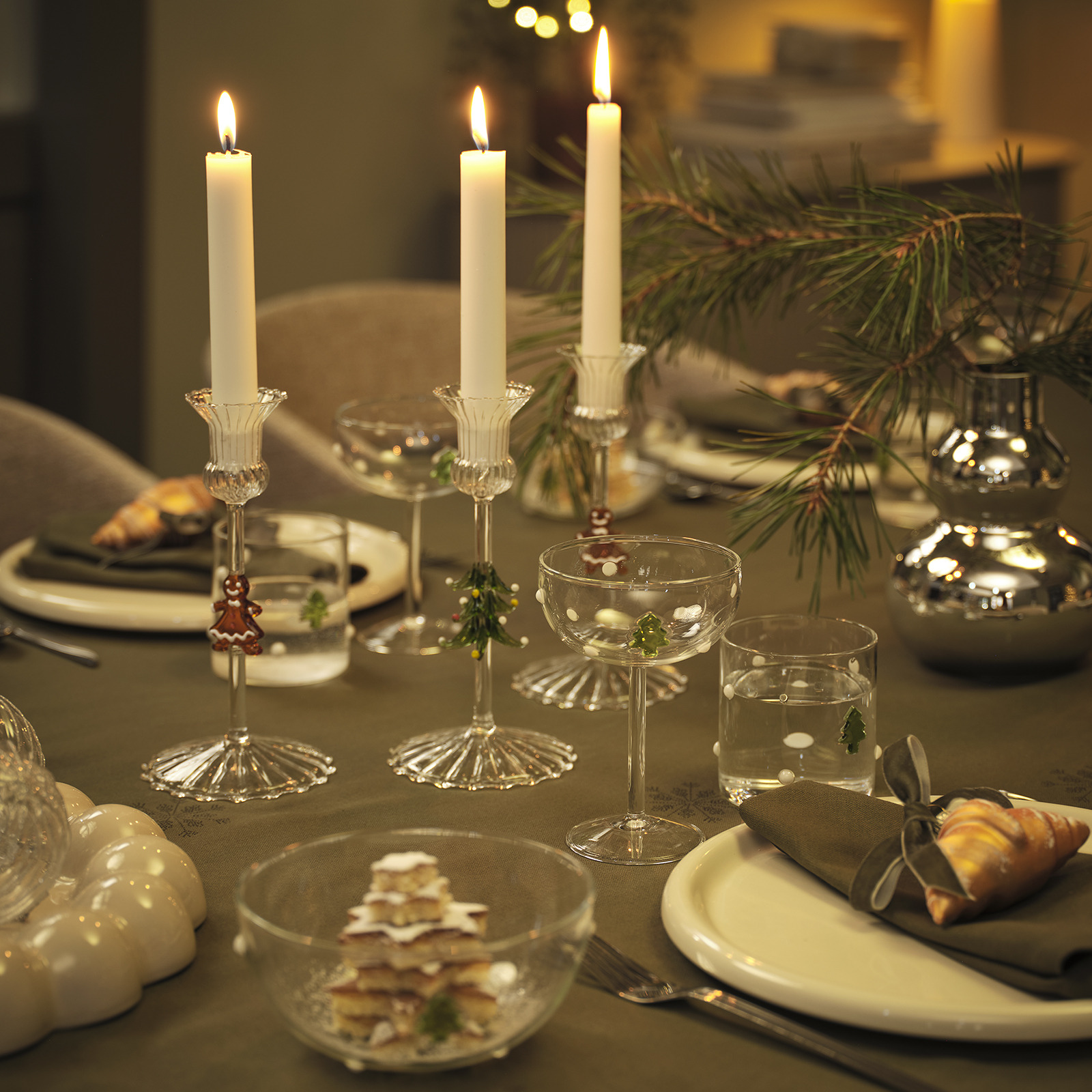 Eettafel verlicht door kaarsen in kerstkandelaars