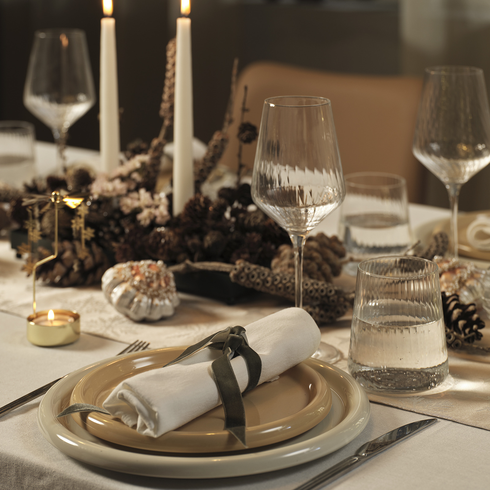 Eettafel bedekt met een kersttafelloper met sneeuwvlokkenpatroon.