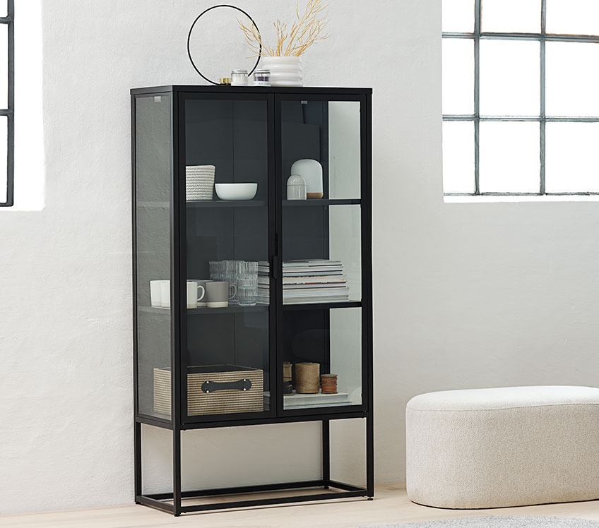 VIRUM vitrinekast met FREJ jute mand, CLAES glas en FLORIAN batterij lamp Zwarte vitrinekast met glazen, koppen, boeken en opbergboxen