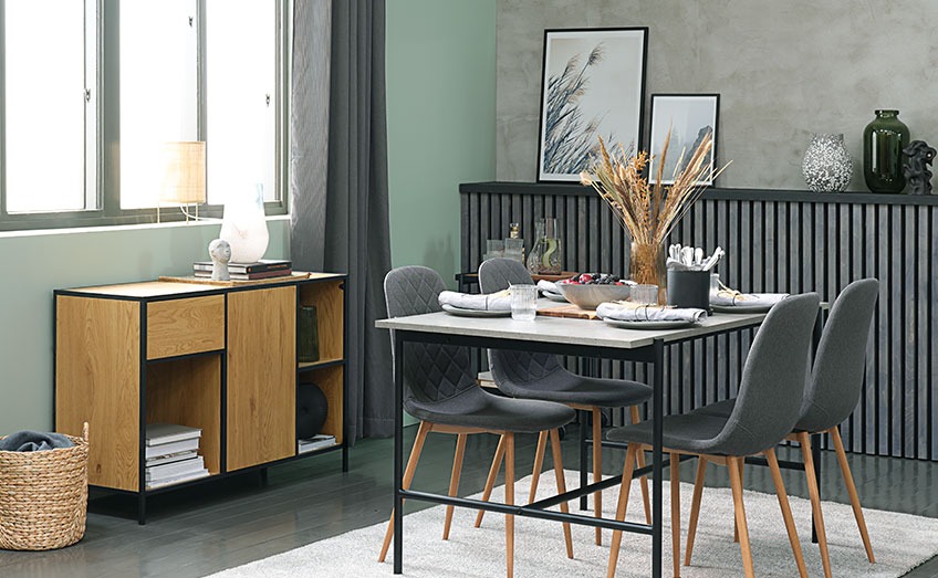TERSLEV eettafel en JONSTRUP eetkamerstoelen en TRAPPEDAL dressoir Woonkamer met eettafel, grijze eetkamerstoelen en een eiken hout dressoir