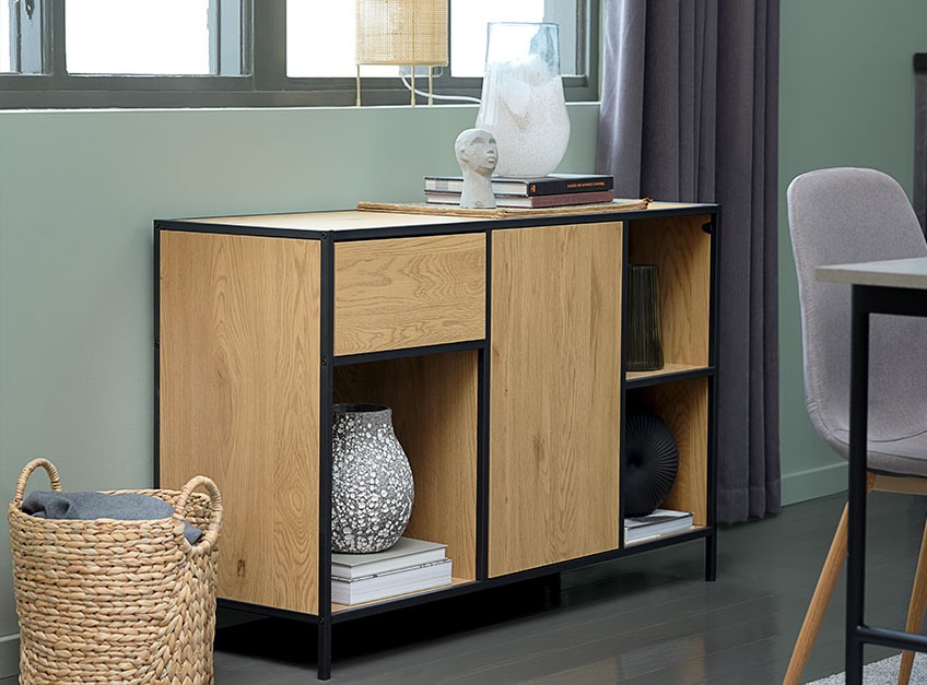 TRAPPEDAL dressoir in eiken hout en zwart met vaas MATHIAS Eiken hout dressoir onder een raam in een woonkamer