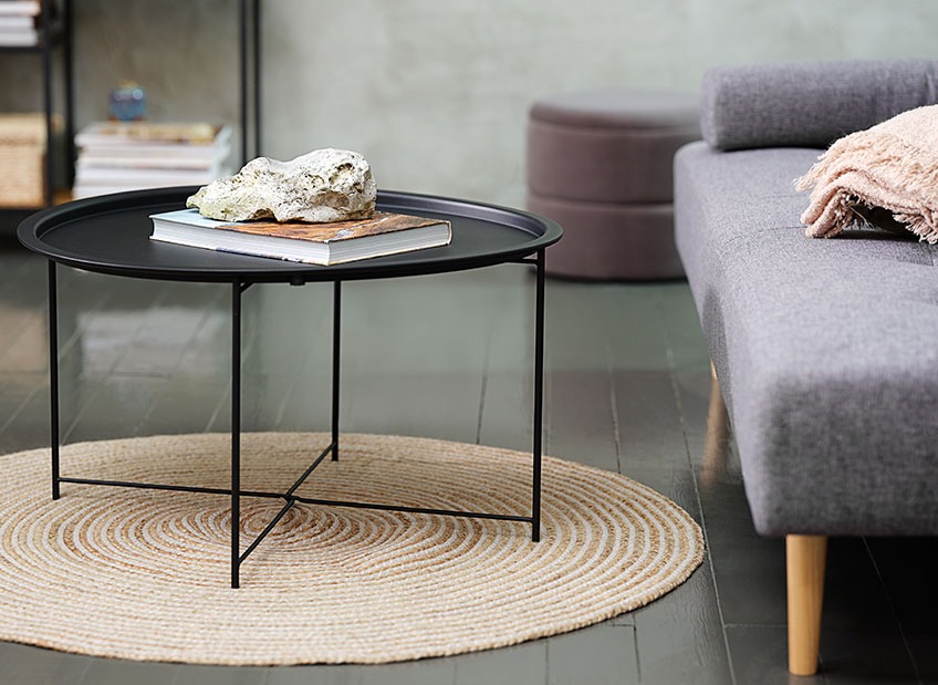 RANDERUP salontafel en SANDELTRE rond vloerkleed Salontafel met een rond vloerkleed voor een bank
