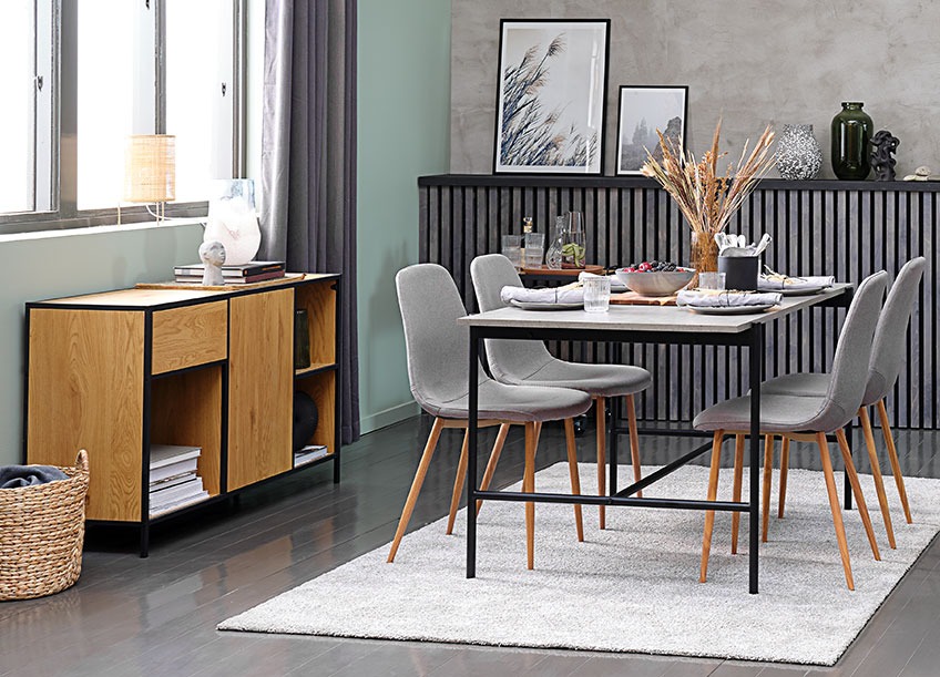 Dining room with a light grey rug under the dining table 