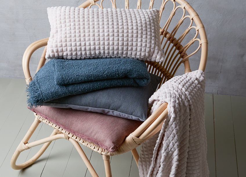 BELLELUND fauteuil rotan met sierkussen HAGTORN en plaids HAGTORN en NATTLILJA Rotan stoel met sierkussens en plaids