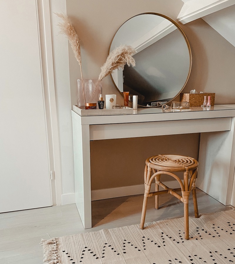 Spiegel MARSTAL goud, kruk JUNGHOLM, kleed VILLIN en vaas HILMIR Make up hoek met grote spiegel, rotan krukje en vloerkleed