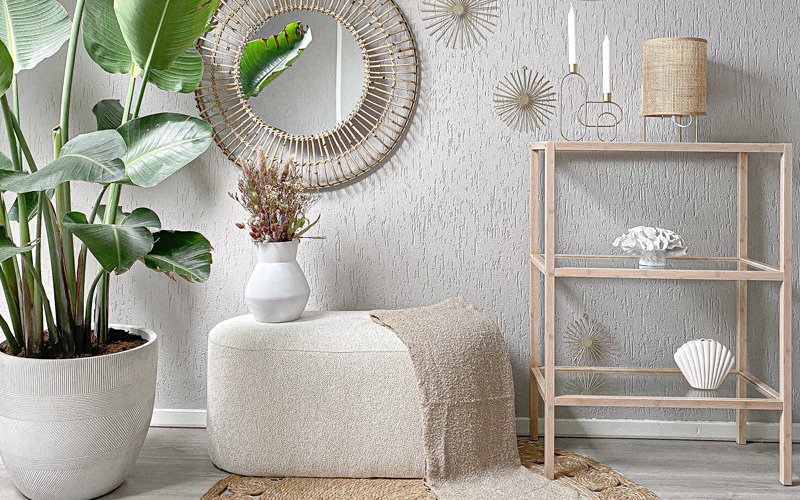 Off white poef in een bohemian interieur met naturel tinten