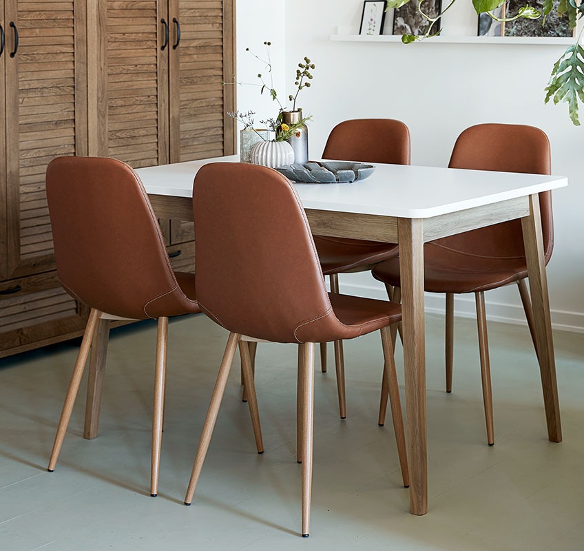 Eettafel met 4 eetkamerstoelen van kunstleer