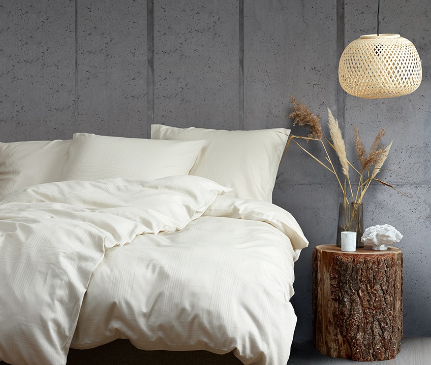 Elegante slaapkamer met een rustgevende Nordic look en dekbedovertrek met zand kleur