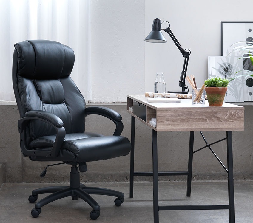 Zwarte luxe bureaustoel aan een bureau 