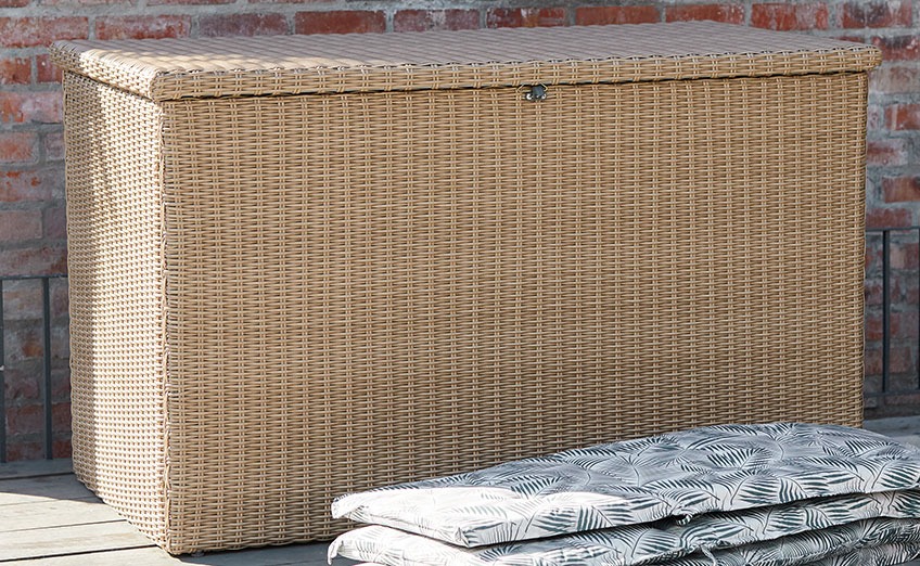 TAMBOHUSE kussenbox is ook verkrijgbaar in zwart Grote kussenbox op een houten terras