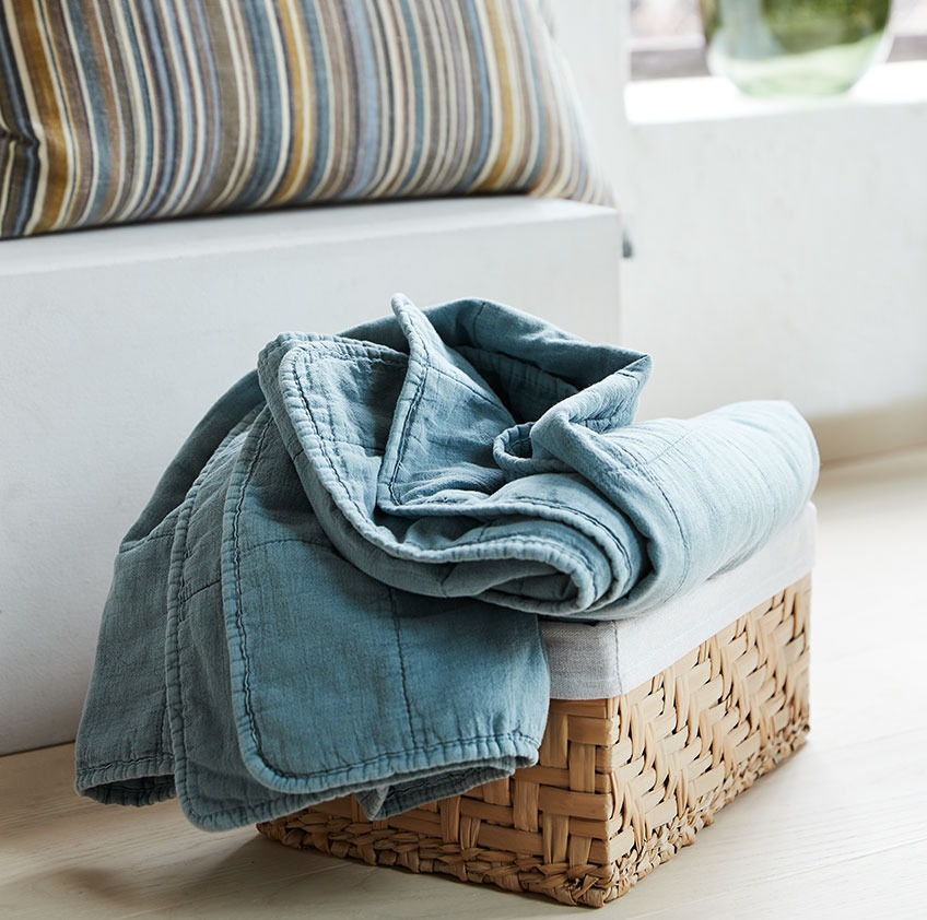 EJNO mand en VALMUE plaid Rieten mand met blauw plaid