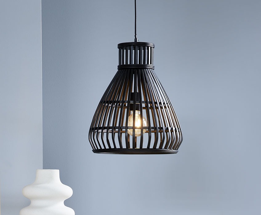 Zwarte KARLSSON hanglamp van bamboe Zwarte, moderne hanglamp van bamboe en een vaas