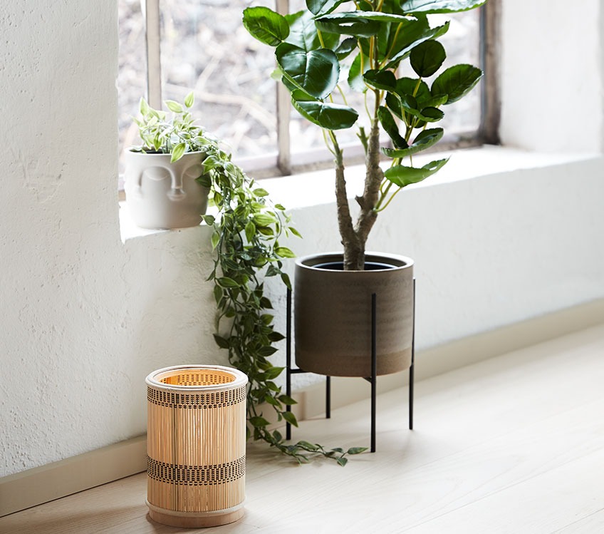 ABBAS plantenpot met kunstplant OLIVER, MINGUS batterijlamp en MANDRUP plantenpot met ARVID kunstplant Plantenpotten met kunstplanten en een batterijlamp bij het raam