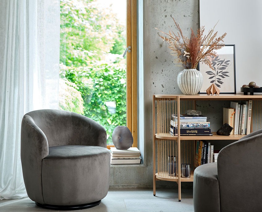BOESLUNDE fauteuil, EGELEV dressoir en SOFUS vaas Grijze fauteuil en een dressoir met boeken en vazen