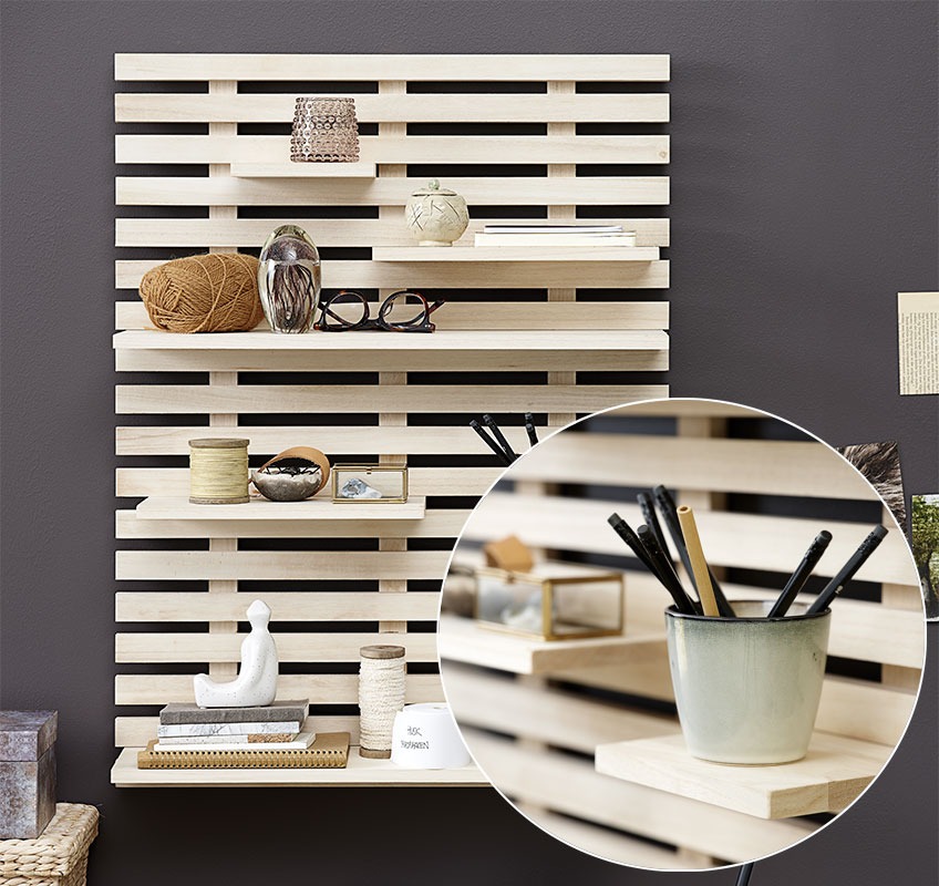 Wandplank aan de muur met plankjes, mokken en decoratie items