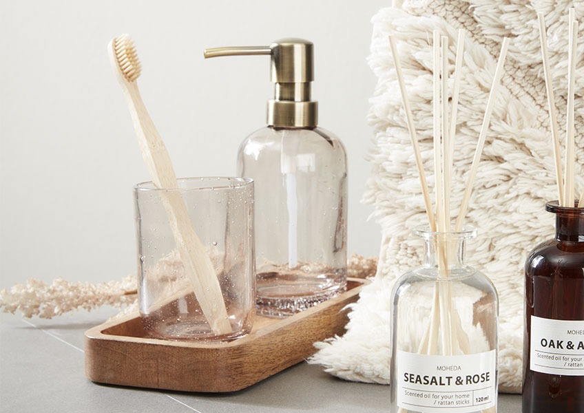 ESSVIK zeepdispenser en tandenborstelhouder op ARDALA dienblad Zeepdispenser en tanderborstelhouder van gerecycled glas op een houten dienblad