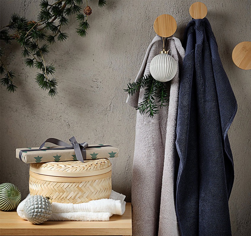 NORA donkerblauwe handdoek en licht grijze handdoek KARLSTAD Grijze en donkerblauwe handdoeken met decoratieve mand