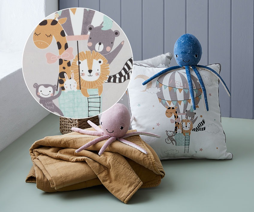 VALMUE gewatteerd plaid, ARISTEA kussen en GULSIPPA knuffels Gewatteerd plaid, kussens voor kinderen en knuffels