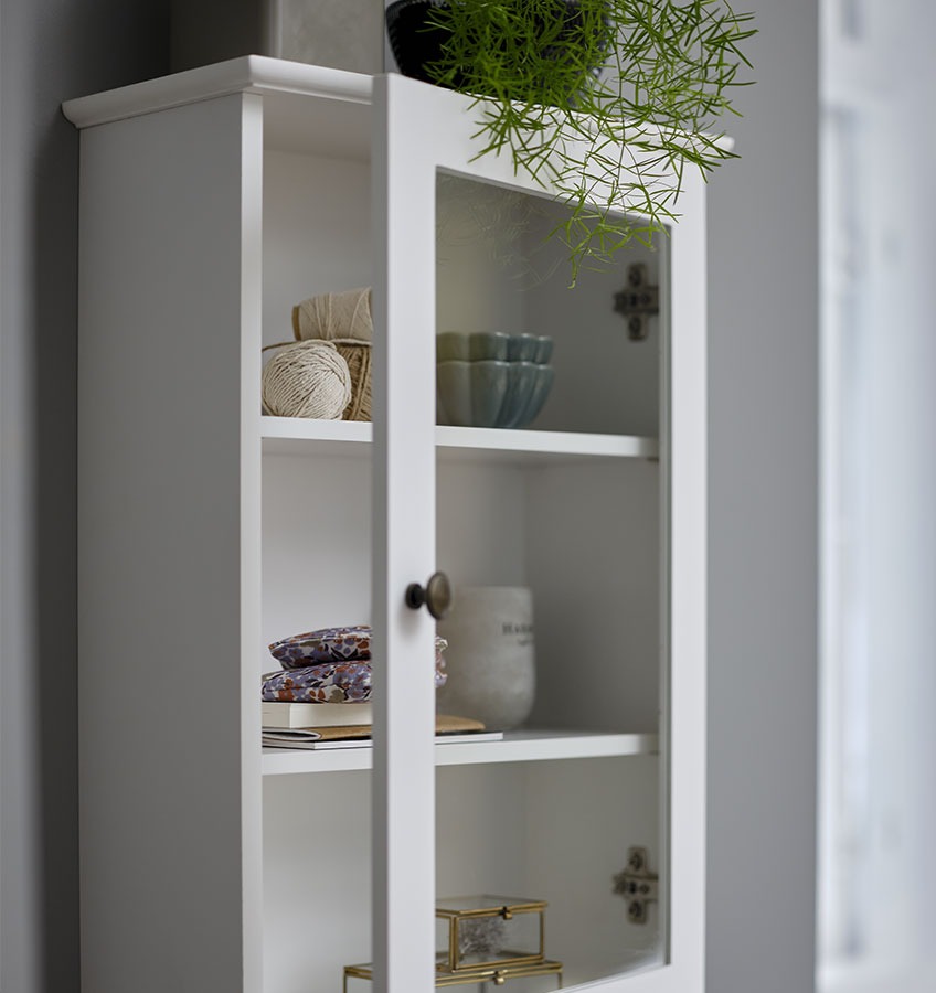 MALLING wandkast Witte wandkast met een glazenfront en decoratieve voorwerpen