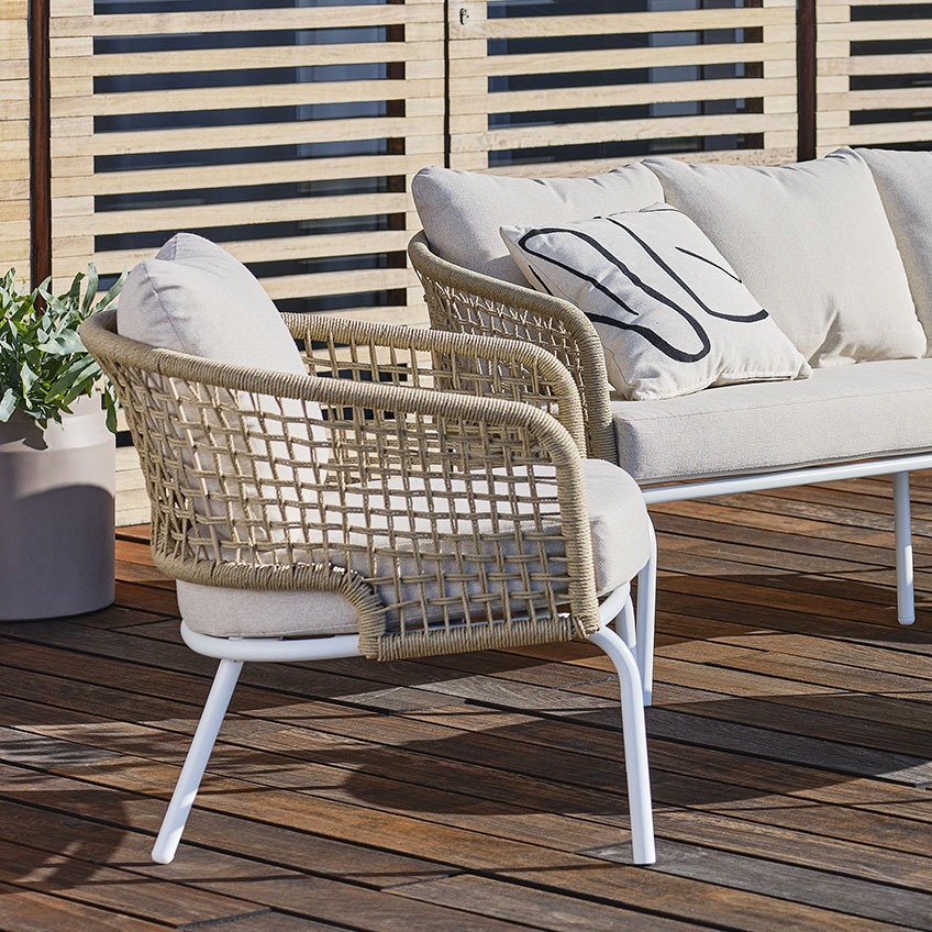 DYVIG loungeset Sneldrogend loungestoel in naturel gekleurde rieten en gebroken wit kussen