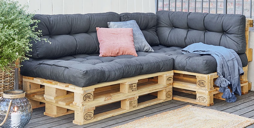 SKJERPE palletkussens zijn beschikbaar in verschillende maten Hoekbank gemaakt van pallets met kussens voor op het terras