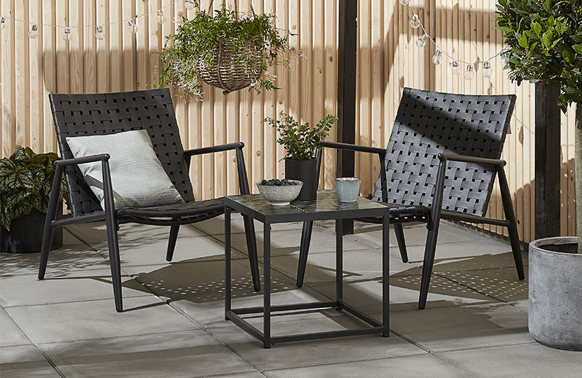 Loungeset met UDSTRUP tafel en EDDERUP loungestoelen Zwarte loungeset met kleine tafel en twee stoelen