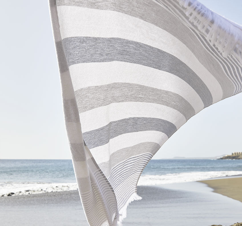 Gestreepte stranddoek waait in de wind