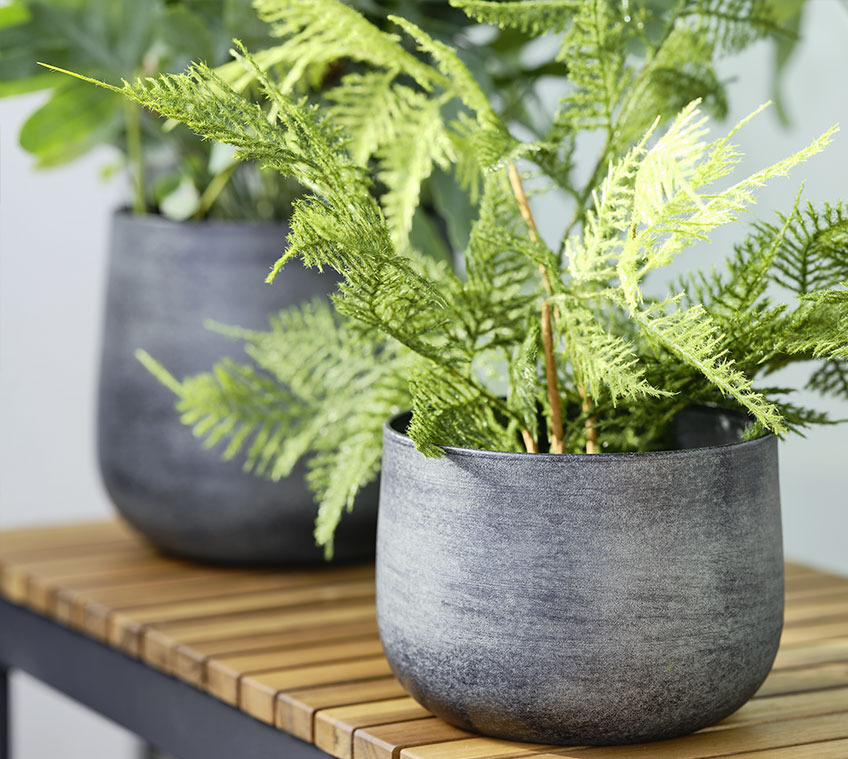 Tuinbank met een metalen tuinpot