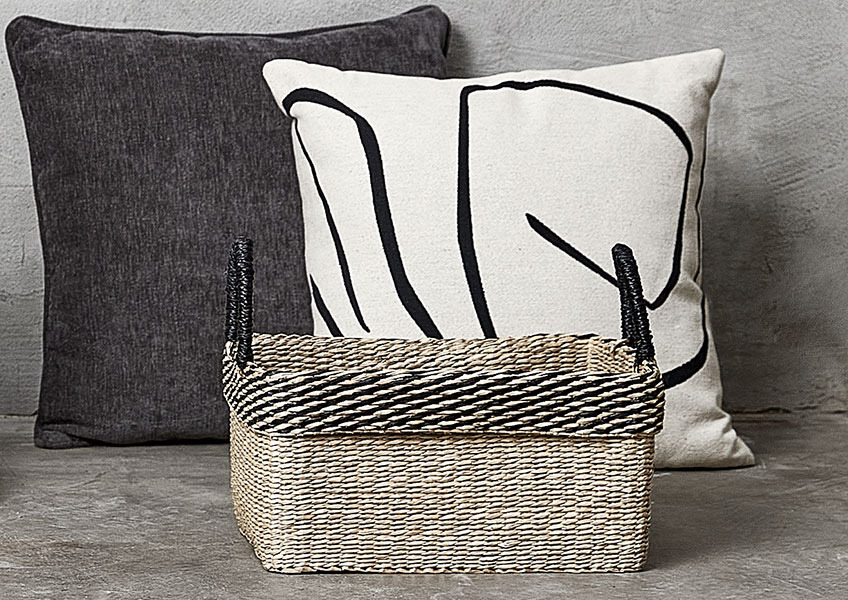 HVITVEIS sierkussen en AGNE mand Twee kussens in wit, beige en grijs en een mand