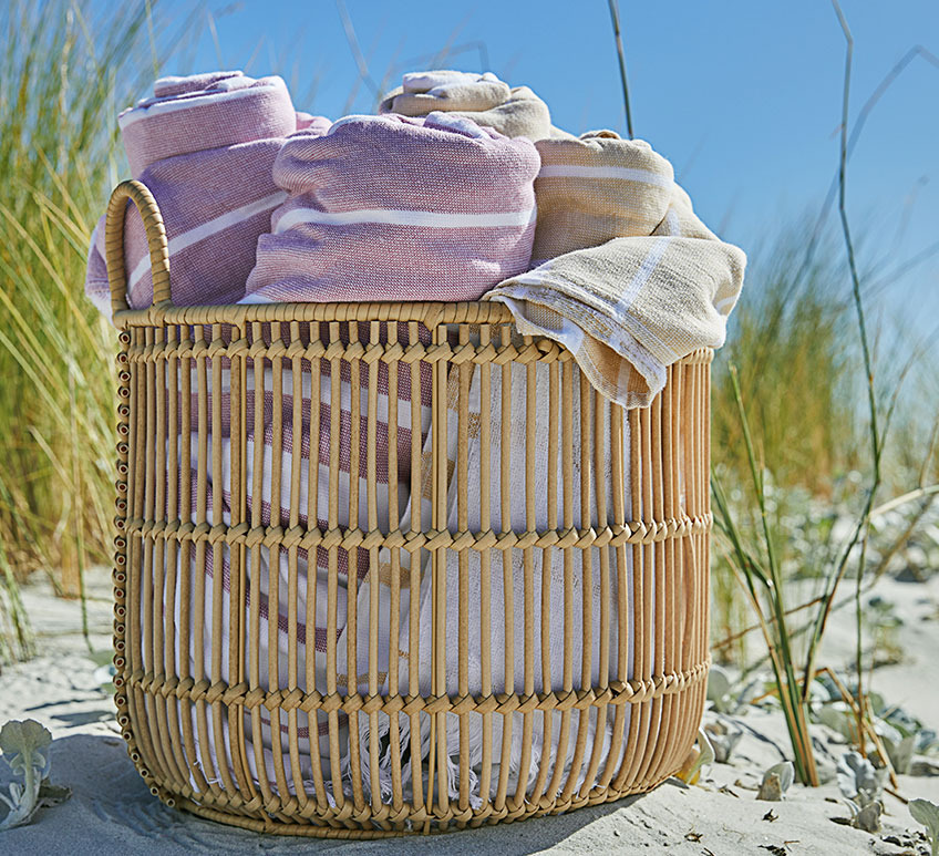 Mand met handdoeken op een strand