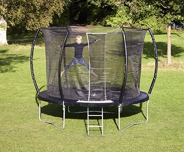 Zwarte trampoline FALK met veiligheidsnet en trapje