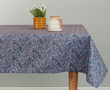 Donkerblauw tafelkleed met bloemenprint